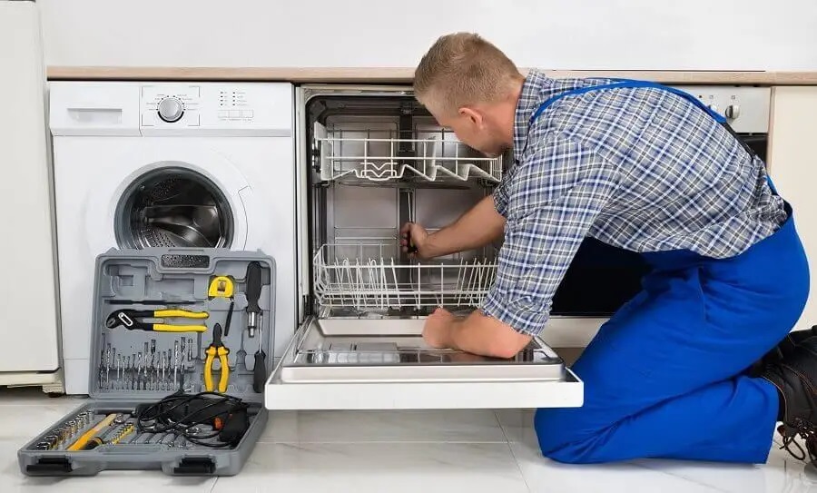 Başiskele Gorenje servisi teknisyen ekibi beyaz eşya tamiri yaparken